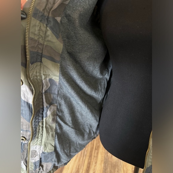 NWT - AMAZINGLY CUTE CAMO UTILITY JACKET WITH ZIP OFF HOOD - XL - Picture 6 of 12